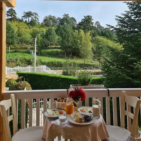 Bed & Breakfast Tre Bujtinat Gjinar