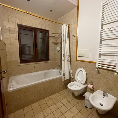 Bed & Breakfast Tre Bujtinat Gjinar